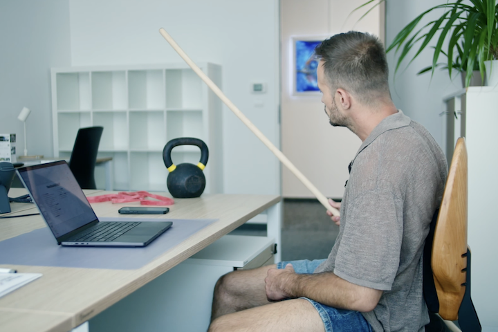 Takto sa v práci hýb za stolom, na schodoch a použi aj palicu